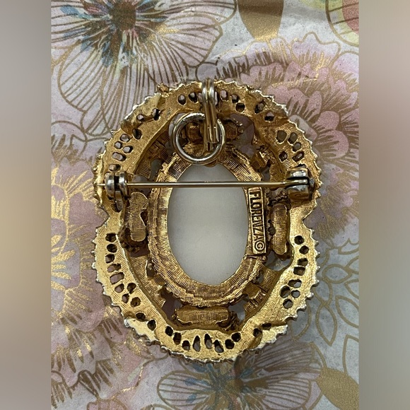 Vintage Florenza Carved Cameo with Pearls - Picture 4 of 9